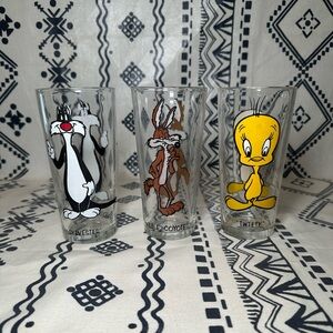 Vintage 1973 Pepsi x Warner Bros Inc. Glass Cup Collab -3pc set.‎